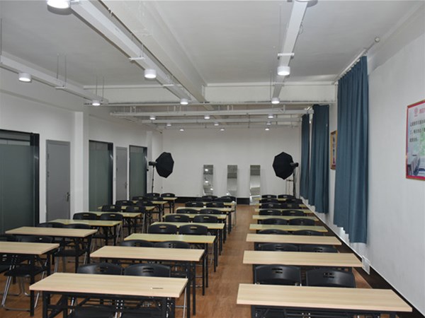 零基础起步或者跨行业想学化妆，南阳世纪康园带你打好基础
